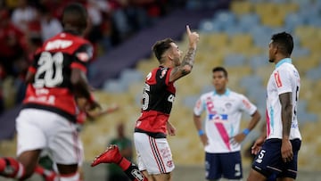 Soccer Football - Copa Sudamericana - Brazil&#039;s Flamengo v Colombia&#039;s Junior - Maracana stadium, Rio de Janeiro, Brazil - November 23, 2017 Felipe Vizeu (C) of Flamengo celebrates after scoring. REUTERS/Ricardo Moraes