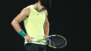 Melbourne (Australia), 25/01/2024.- Carlos Alcaraz of Spain reacts during his men's quarterfinal match against Alexander Zverev of Germany on Day 11 of the 2024 Australian Open at Melbourne Park in Melbourne, Australia, 25 January 2024. (Tenis, Alemania, España) EFE/EPA/JOEL CARRETT AUSTRALIA AND NEW ZEALAND OUT
