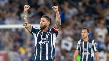 AME149. MONTERREY (MÉXICO), 16/04/2025.- Sergio Ramos de Monterrey festeja al final del juego la victoria ante América este miércoles, en un partido correspondiente a la jornada 16 del Torneo Clausura 2025 celebrado en el estadio BBVA de la ciudad de Monterrey (México). EFE/Miguel Sierra