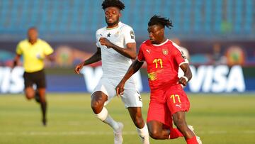 Thomas, izquierda, &uacute;ltimo futbolista del Cholo en incorporarse a la pretemporada, en un partido con Ghana ante Guinea-Bissau.