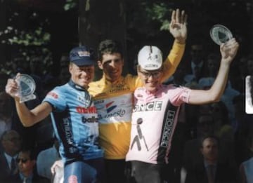 Podio del Tour de 1995: Bjarne Riis, Miguel Indurain y Alex Zülle.
