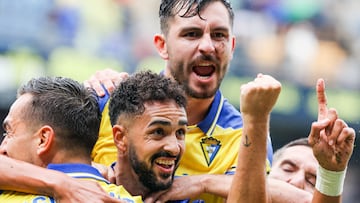Los jugadores del Cádiz celebran un gol ante el Oviedo.