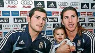 ÍDOLOS. Casillas y Sergio Ramos atienden, anoche, a los afi cionados madridistas en el hotel de concentración de los blancos.