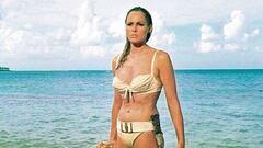 La primera 'Chica Bond' con su aparición en '007 contra el Dr. No' (1962). Su escena saliendo del mar es historia del cine y contribuyó a que se extendiera el uso del bikini. La prenda fue subastada por medio millón de euros.
