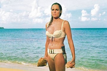 La primera 'Chica Bond' con su aparición en '007 contra el Dr. No' (1962). Su escena saliendo del mar es historia del cine y contribuyó a que se extendiera el uso del bikini. La prenda fue subastada por medio millón de euros.