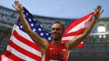 Nick Symmonds festeja su medalla de plata en los 800 metros de los Mundiales de Mosc&uacute; 2013.