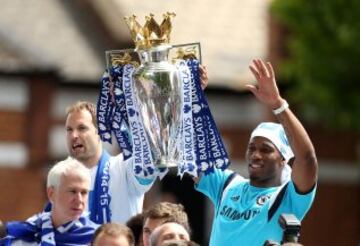LONDON, ENGLAND - MAY 25: Petr Cech (L) and Didier Drogba (R) of Chelsea lift the premier league trophy duing the Chelsea FC Premier League Victory Parade on May 25, 2015 in London, England. (Photo by Ben Hoskins/Getty Images)