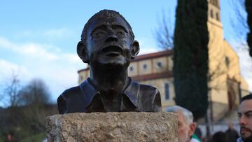 ASTILLERO (CANTABRIA), 09/03/2024.- Fotografía del busto del técnico cántabro Manolo Preciado, fallecido en 2012, durante un acto en Astillero (Cantabria). EFE/ Celia Agüero Pereda
