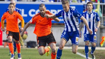 GRA199. VITORIA, 17/07/2014.- El centrocampista del Valencia, Mario Suarez (i), lucha con el defensa del Deportivo Alavés, Marcos Llorente (d), durante el partido de la jornada 24º de Liga de Primera División dsisputado en el estadio de Mendizorroza. EFE/ADRIÁN RUIZ DE HIERRO