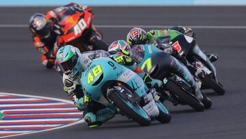 BAS02. TERMAS DE RÍO HONDO (ARGENTINA), 06/04/2018.- El piloto Italiano Lorenzo Dalla Porta, lidera un pelotón de moto3, durante la sesión de primeros entrenamientos libres de la categoría hoy, viernes 6 de abril de 2018, en el