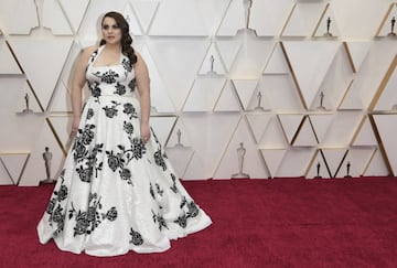 La actriz Beanie Feldstein con un vestido blanco estampado en negro de la firma Miu Miu. 