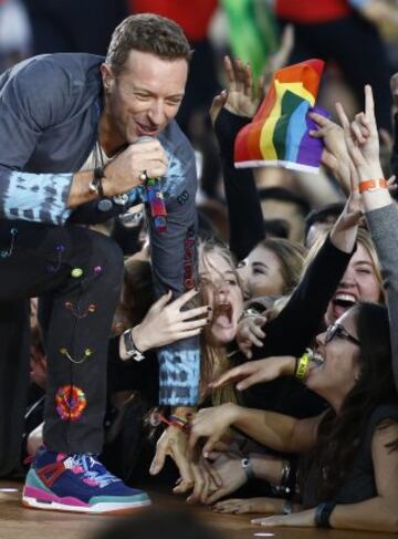 Chris Martin durante su actuación en el descanso de la Super Bowl 50.