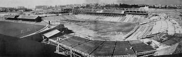 El Nuevo Estadio Chamartín se fue construyendo mientras que el antiguo seguía siendo usado. Como se aprecia en la imagen, el nuevo acabó 'comiéndose' al viejo.