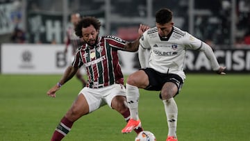 AMDEP1611. SANTIAGO (CHILE), 09/05/2024.- Alan Saldivia (d) de Colo Colo disputa el balón con Marcelo