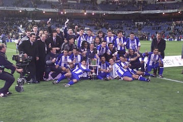 El Deportivo celebra la consecución de su segunda Copa del Rey contra el Real Madrid.