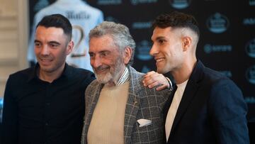 El presidente del Celta de Vigo, Carlos Mouriño, y el delantero del club Iago Aspas despiden al capitán del Real Club Celta de Vigo Hugo Mallo en las instalaciones del Club.