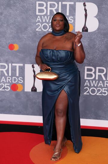 Judi Lov posa en la alfombra de los Brit Awards 2025.