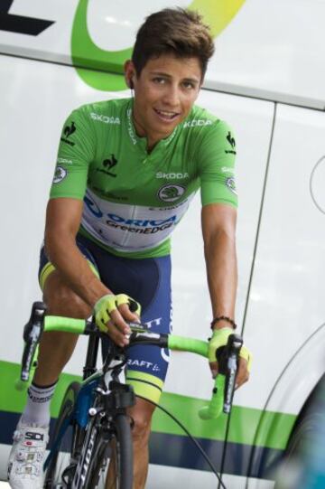 El colombiano Esteban Chaves del Orica GreenEdge haciendo rodillo antes del comienzo de la etapa. 