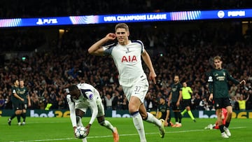 Soccer Football - UEFA Champions League - Tottenham Hotspur v FC Copenhagen - Tottenham Hotspur Stadium, London, Britain - November 4, 2025 Tottenham Hotspur's Micky van de Ven celebrates scoring their third goal Action Images via Reuters/Matthew Childs TPX IMAGES OF THE DAY