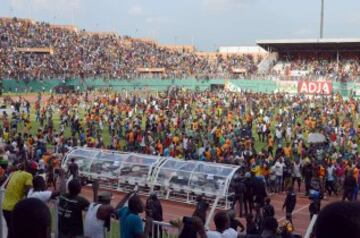 El público invadió el estadio Felix Houphouet-Boigny tras el encuentro de clasificación para la Copa Africana entre Costa de Marfil y Camerún.