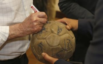 La exposición muestra la vinculación de San Lorenzo de El Escorial con el club rojiblanco a lo largo de la historia.  