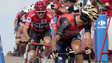 Vincenzo Nibali mira a Chris Froome durante la etapa con llegada a la Sierra de la Pandera en la Vuelta a Espa&ntilde;a 2017.