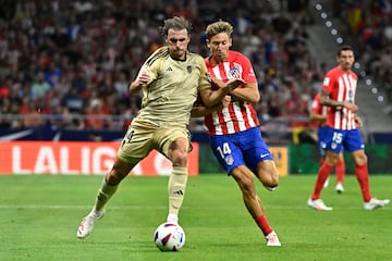 Ignasi Miquel pugna con Marcos Llorente.