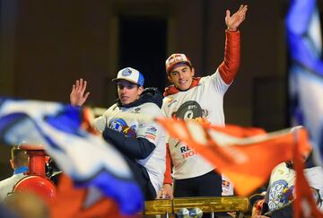 Marc y Álex Márquez, los flamantes campeones del mundo de MotoGP y Moto2 respectivamente, celebran en su Cervera natal sus títulos.