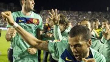 <b>UN ARTISTA. </b>Alves baila en presencia de Adriano, Busquets y Maxwell. A la derecha, Piqué duchó a sus compañeros con cava.