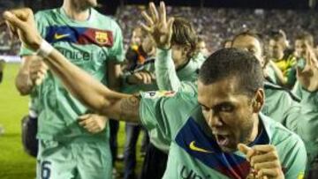 <b>UN ARTISTA. </b>Alves baila en presencia de Adriano, Busquets y Maxwell. A la derecha, Piqué duchó a sus compañeros con cava.