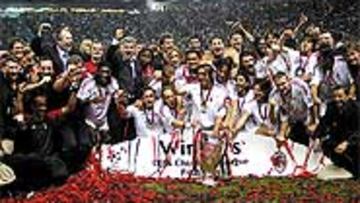 <B>EL ÚLTIMO CAMPEÓN</B>. El Milán posa con la Champions de 2003.