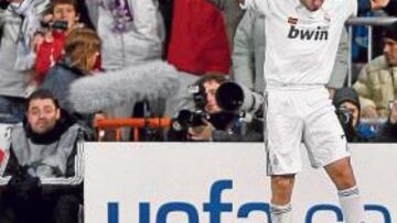 Raúl celebra uno de sus goles.