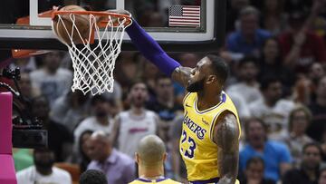 MIA01. Miami (United States), 19/11/2018.- Los Angeles forward LeBron James dunks against the Miami Heat during the first half of their NBA game at the AmericanAirlines Arena Miami, Florida, USA, 18 November 2018. (Baloncesto, Estados Unidos) EFE/EPA/RHONA WISE SHUTTERSTOCK OUT