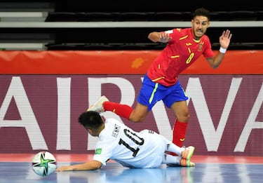 El liderato, a punto: "Hay que ser humildes contra Angola"