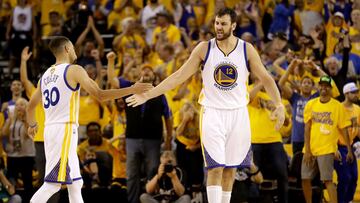 Andrew Bogut celebra una canasta con Stephen Curry.