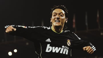 Mesut ?zil se march¨® al Arsenal en la temporada 13/14 tras tres temporadas en el Real Madrid.