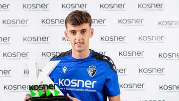 Aimar posa con el trofeo 'Jugador Kosner'.