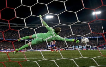 El 15 de marzo de 2016 Juanfran fue decisivo en la tanda de penaltis contra el PSV Eindhoven al marcar la pena máxima que clasificó al Atlético de Madrid para los cuartos de final de la Champions League. 