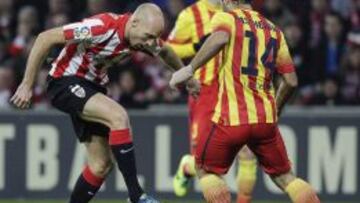 El delantero del Athletic de Bilbao Gaizka Toquero y el defensa argentino del FC Barcelona Javier Mascherano durante el partido correspondiente a la decimoquinta jornada de Liga en Primera Divisi&oacute;n disputado esta noche en el estadio de San Mam&eacute;s, en Bilbao. 