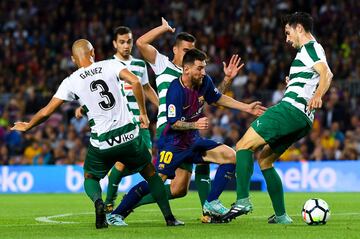 Messi jugador del Barcelona rodeado de cuatro jugadores del Eibar durante un partido de Primera división en el mes de septiembre