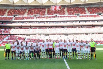 Los jugadores de ambas selecciones posan con la camiseta de la candidatura España y Portugal para el Mundial 2030.