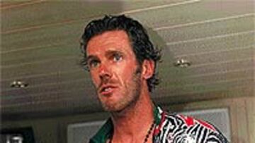<b>EL SECRETO.</B> Mario Cipollini mostró ayer el rosario que esconde bajo el maillot.