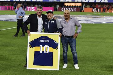 El Boca Juniors ganó la Superliga Argentina ante la mirada del ídolo Maradona, que recibió el homenaje de toda su familia futbolística.