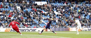 Real Madrid 0-1 Eibar | Recibió Escalante dentro del área, vio perfecta la incorporación de Cardona en el segundo palo y este controló y batió a Keylor en el mano a mano picando perfecta la pelota.