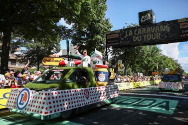 La caravana publicitaria pasa por la meta en la sexta etapa del Tour.