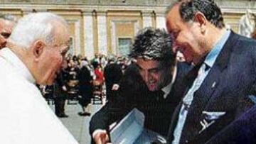 <b>LA PRIMERA VEZ</b>. El 30 de abril de 1997 el Papa recibió al Atlético: Jesús Gil y Antic formaron parte de la expedición.