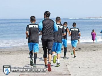 Jugadores de Iquique trotando en la playa en la ciudad nortina.