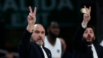 Chus Mateo, junto a Paco Redondo, entrenador ayudante, en el último partido del Real Madrid, el pasado domingo ante el UCAM Murcia.