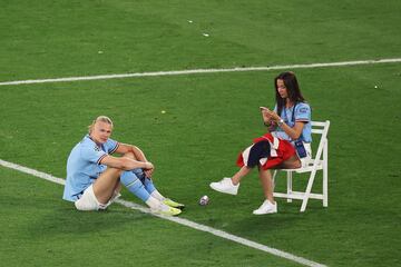 El delantero noruego del Manchester City celebró la victoria en la final de la Champions League 2023 sobre el césped del Estadio Olímpico Atatürk junto a su pareja sentimental Isabel Haugseng.