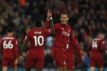 Sadio Mané celebrates with Virgil van Dijk